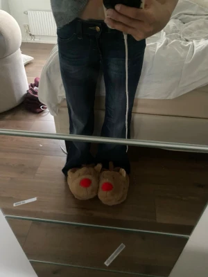 Mörkblå flared jeans från Weekday - Mörkblå flared jeans från Weekday. Storleken finns inte kvar på lappen men passar för mig som är 155cm lång och kan även passa för 157 cm lång