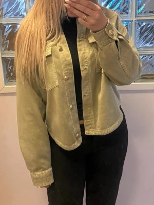 Grön jeansjacka - Grön jeansjacka från New Yorker. Storlek 36🫶