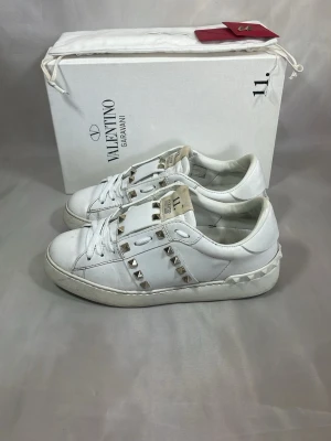 Valentino Rockstuds - Valentino Rockstuds för damer. Medföljer Skolåda dustbag valentino kort och 2 extra nitar. 