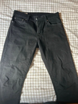 Svarta jeans från Levi's - Svarta jeans från Levi’s. Modellen är 512 och storlek 29/32. 