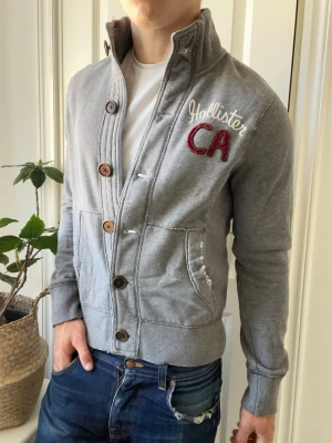 Hollister cardigan   - Hollister cardigan  - liten på modellen. Inga defekter! Modellen i bilderna är 180 cm 75 kg och bär Storlek S , Kom med frågor! 🌟 (Kan gå ned i pris vid köp av paket 😉) 