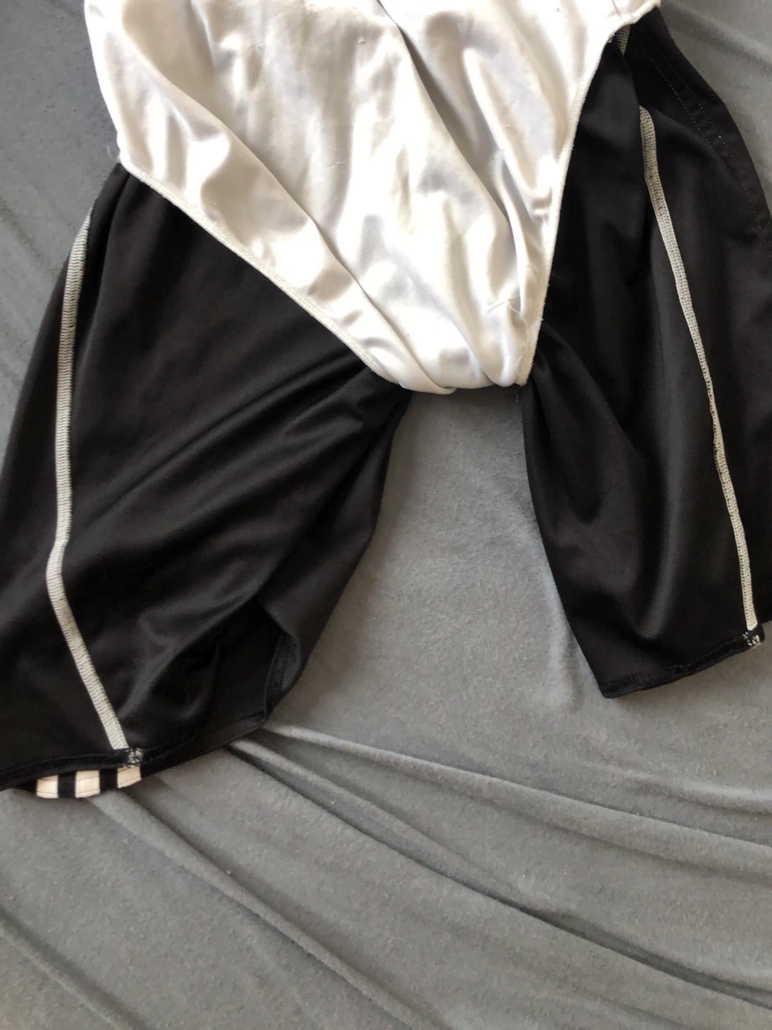 Svarta Adidas shorts med vita ränder - 1