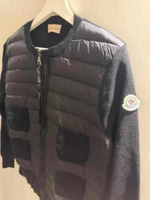 Moncler cardigan för dam - Storleken är S, riktigt snygg o fin😇 vänligt sparsamt använd och i utmärkt skick. Moncler cardigan🥰 kvitto finns även!!👌