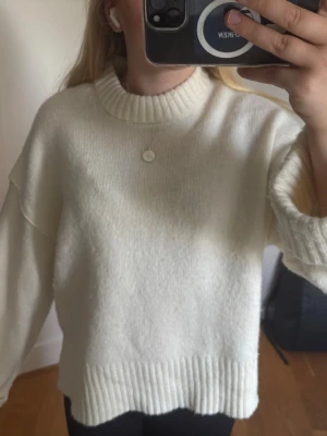 Vit oversized stickad tröja - Mysig stickad vit tröja från Gina, endast använd och tvättad en gång🩷Skriv vid fler bilder och frågor!