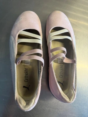 Puma speedcats - Puma speedcats i ljusrosa mocka med vita detaljer och elastiska band över foten. Skorna har en klassisk rund tå och innersula med Ortholite för extra komfort. Perfekta för dig som gillar sportig och söt stil.