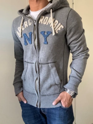 Vintage Abercrombie & Fitch Zip Hoodie - Säljer denna riktigt snygga Abercrombie & Fitch koftan | Storlek S | Mycket bra skick | Längd≈67cm, Bredd armhåla-armhåla≈53cm | Model 175cm, 68kg | Hör av vid funderingar!