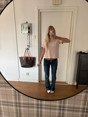 Blå valerie jeans från LTB  - Säljer ett par snygga blå valerie jeans från LTB. Jeansen har klassisk femficksmodell, låg midja och lite detaljer på bakfickorna. Materialet är mjukt denim med lite stretch för extra komfort. Perfekta till en avslappnad stil!