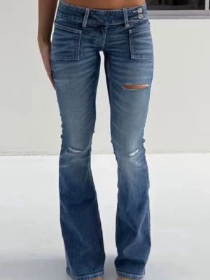 blåa jeans från gina🫰🏻 - skitsnygga bootcut jeans ifrån ginatricot💓 dessa är användna men fortfarande i väldigt bra skick💞dessa är i storlek xxs men har töjts ut lite för att kanske passa xs för de är min storlek!💕 de har även lite slitningar vid hällarna på ena benet men inget man lägger märke till💗