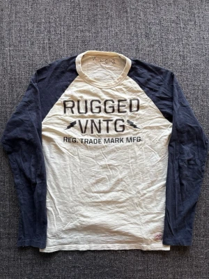 Vintage longsleeve ~ Jack & jones - Sjukt eftertraktad Jack & Jones vintage longsleeve i grå/marinblå – sjukt sällsynt, stl M. Fint skick och sitter riktigt bra, perfekt till vardag 🌿  Kan även gå ner lite i pris vid snabb affär ✌️ Skickas inom 24h 📦
