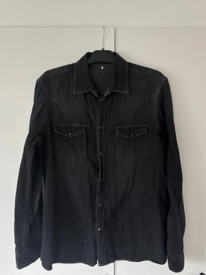 Dondup Jeanskjorta herr XL - Sjukt populär unik stenstvättad dondup Jeanskjorta i storlek XL. Utmärkt skick knappt använd. Grym passform och ett helt otroligt plagg perfekt för alla tillfällen! Den snyggaste Jeanskjorta än jag personligen har haft!