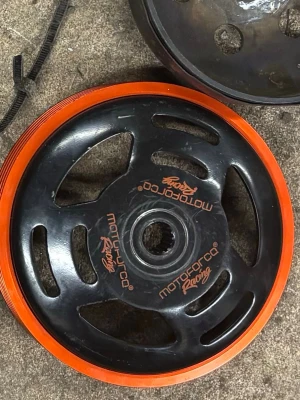 Motoforce Racing variatorhjul svart/orange - Säljer ett variatorhjul från Motoforce Racing i svart metall med orange kant. Hjulet har flera öppningar och tydlig logga tryckt i orange. Passar till moped eller scooter och är designat för racing och prestanda.