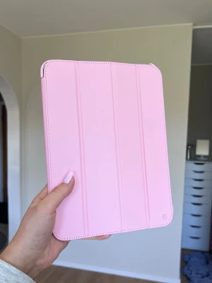 Ljusrosa iPad-fodral från Holdit - Ett rosrosa ipad-skal från märket Holdit som passar: iPad 11” (2025) samt iPad 10.9” (2022). Mycket sparsamt använd, se bilder. Nypris 299kr. 📏 Mått: Längd: 25.3cm, bredd: 18.3cm