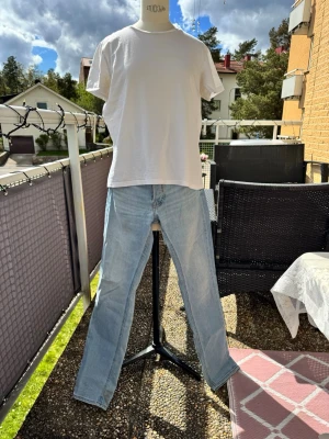 Ljusblå raka jeans från Lee - Ljusblå jeans från Lee, Daren, med rak passform och fem fickor. Jeansen har knappgylf och är tillverkade i denim. 30/32