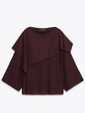 Vinröd oversized tröja från Zara - Säljer en vinröd oversized tröja från Zara med asymmetrisk design och vida ärmar. Tröjan har en unik lager-på-lager-look och är tillverkad i mjukt material som ger en avslappnad och trendig stil.