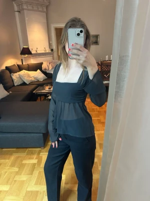 Mesh peplumtop✨ - Perfekt till en utekväll eller middag, men även till vardags med ett par linnebyxor. Toppen är stylad med linnebyxorna i min profil✨Gjord i ett tunt, flowy material som ger en luftig känsla. 