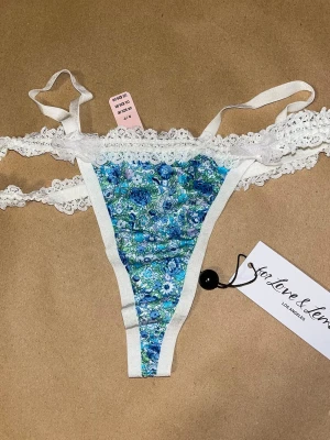 Ny! For love & lemons x Victoria’s Secret trosor  - Ny med prislapp! Jättefina slutsålda trosor från For Love & Lemons x Victoria’s Secret i storlek S. Tyvärr inte min storlek. Original pris 400+