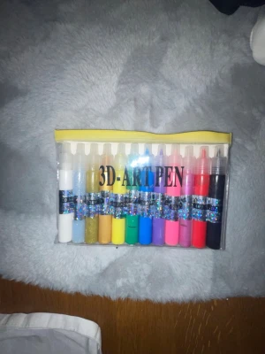 3D Art Pen nagellack set - Säljer 12 st 3D Art Pen nagellack i olika färger. Färgerna är vit, blå, gul, grön, rosa, röd, svart, lila, orange och glitternyanser. Testat någon färg, jätte fina!🫰🏻 