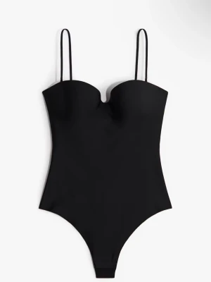 Svart body med tunna axelband - Populär hm body som sitter jättefint på men kommer tyvärr inte till användning! Stilren svart body med tunna axelband och vadderade kupor. Kroppsnära passform och mjukt, stretchigt material som ger en smickrande siluett. Perfekt för dig som gillar minimalistisk och klassisk stil.