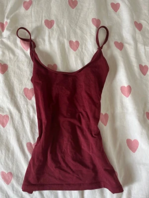 Vinröd linnetopp med smala axelband - Säljer eett jättefint vinrött linne med smala axelband. Finns dock inte att köpa den färgen längre utan nu är de en lite mer lila aktig ❣️❣️ (inte mina bilder) har en liten fläck (kolla sista bild)