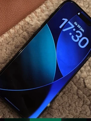 Iphone 15 Pro  - Hejsan!  Jag säljer min iPhone 15 PRO 128GB  Batteri kapacitet: 84%  Apples original förpackning kommer inte med.  Ett svart plånboks fodral som knappt är använt medföljer. 