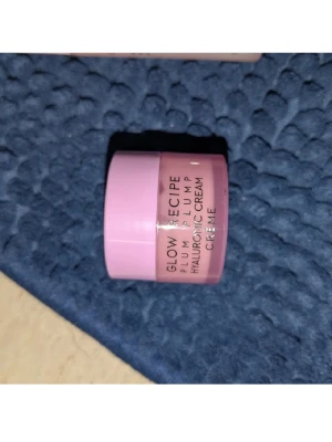 Glow Recipe Plum Plump Hyaluronic Cream - Glow Recipe Plum Plump Hyaluronic Cream i en liten rosa burk. Krämen är framtagen för att återfukta huden med hjälp av hyaluronsyra och har en söt, modern design. Perfekt för dig som vill ha glow och mjuk hud.