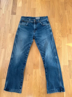 Vintage Wrangler Jeans - Vintage straight leg jeans.  Brand: Wrangler Tagged size: 30/32  Waist (flat): 35cm Length: 90cm Leg opening: 18,5cm  Follow my profile for 10% off your purchase!  More jeans available on my profile.  Nr: 26