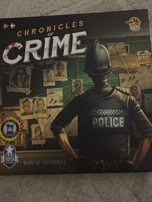 Chronicles of Crime brädspel - Deckarspel där du löser mysterier med QR-koder. Komplett och som nytt, spännande för både nybörjare och vana spelare.