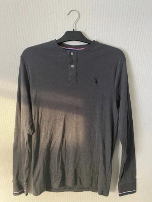 Mörkblå långärmad tröja Polo Ralph Lauren - Snygg mörkblå långärmad tröja från Polo Ralph Lauren. Bra för skolavslutning kyrka eller något fin klädd.