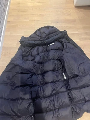 Ralph Lauren Långjacka - Helt ny Ralph Lauren Långjacka (Äkta). Jag fick den som present men fick helt fel storlek Där jag använder L men fick XL så jag säljer den. Aldrig använts bara prövats. Funkar väldigt bra i vinter väder. Nypris går på 6500~ 