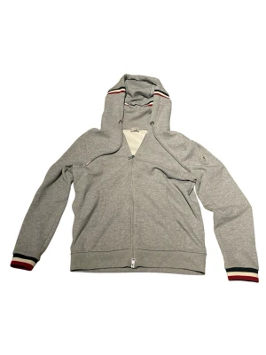 Moncler maglia zip hoodie - Säljer min moncler maglia hoodie. Strl L men passar även M. Den är varsamt använd så i bra skick. Har inga fläckar eller hål. Går ner i pris vid snabb affär!
