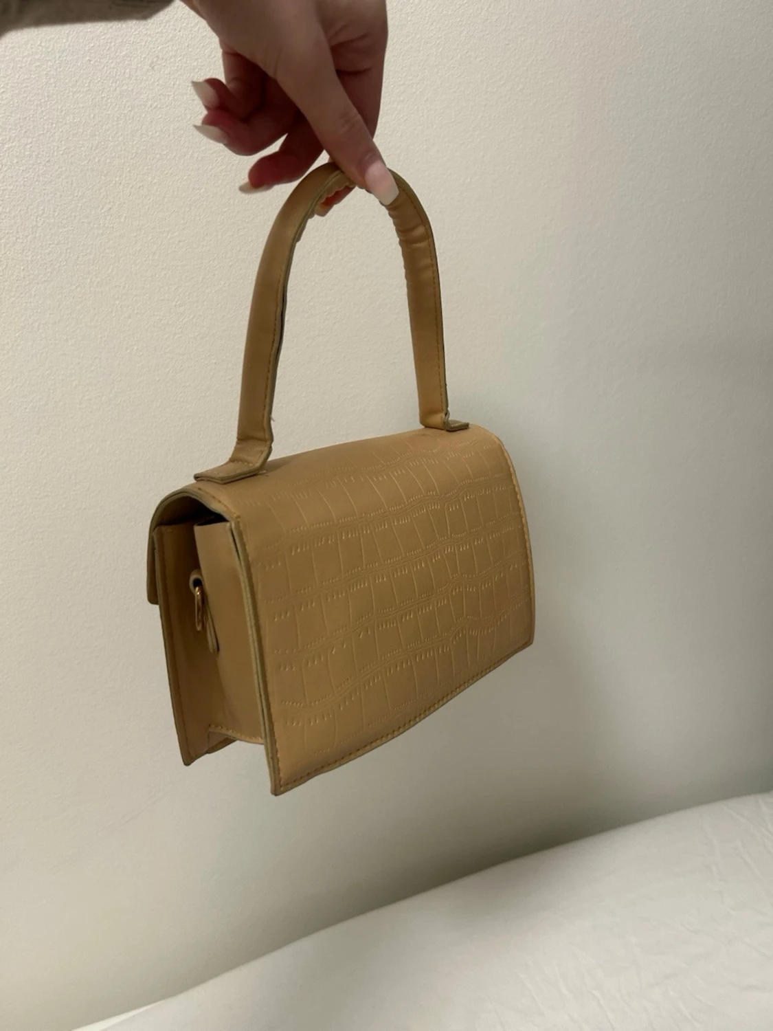 Beige handväska med krokopräglat mönster - 2