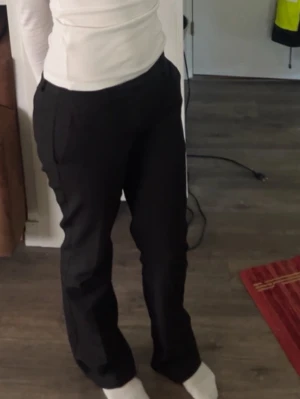 Svarta kostymbyxor från Bik Bok - Säljer mina svarta kostymbyxor från bikbok som inte längre får användning 