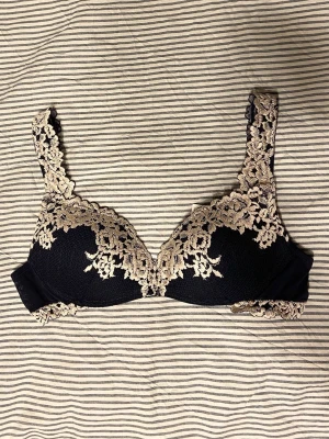 Intimissimi bh - Intimissimi Pretty Flowers Gioia Super Push-Up bh, färg blå och storlek 75b. Har använt den fyra gånger, är i väldigt bra skick och saknar defekter. Bara att skriva privat vid frågor eller önskemål om fler bilder 💕