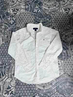 Ralph Lauren - Vit Skjorta - Klassisk vit skjorta från Ralph Lauren! | Fint skick! Använd fåtal gånger! | Stl: S | Perfekt att rocka under en skön tröja 🙌🏼 | Vid frågor eller funderingar finns jag i DM! 📩 Mvh CVB Closet