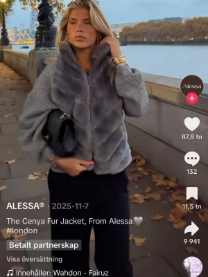 Brun pälsjacka med stickade ärmar Alessa - Snygg brun pälsjacka med dragkedja framtill och hög krage. Framsidan och ryggen är i mjuk fuskpäls med ett chevronmönster, medan ärmarna är stickade i matchande brun ton. Jackan har ribbade muddar vid ärmsluten för extra komfort. Alessa, kostar 4000kr ny 