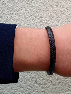 LÄDERARMBAND - FLÄTAT - Snyggt armband i mörkbrunt flätat läder med ett stilrent svart magnetlås. Perfekt accessoar för dig som gillar en enkel men trendig look. Passar både till jeans och skjorta och ger en cool touch till din outfit.