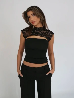 Venderbys topp (Lara lace top)  - Säljer denna superfina toppen i storleken Xs/S. Prislappen finns på så helt oöppnad!🌸Pris går att diskutera vid snabb affär🌼