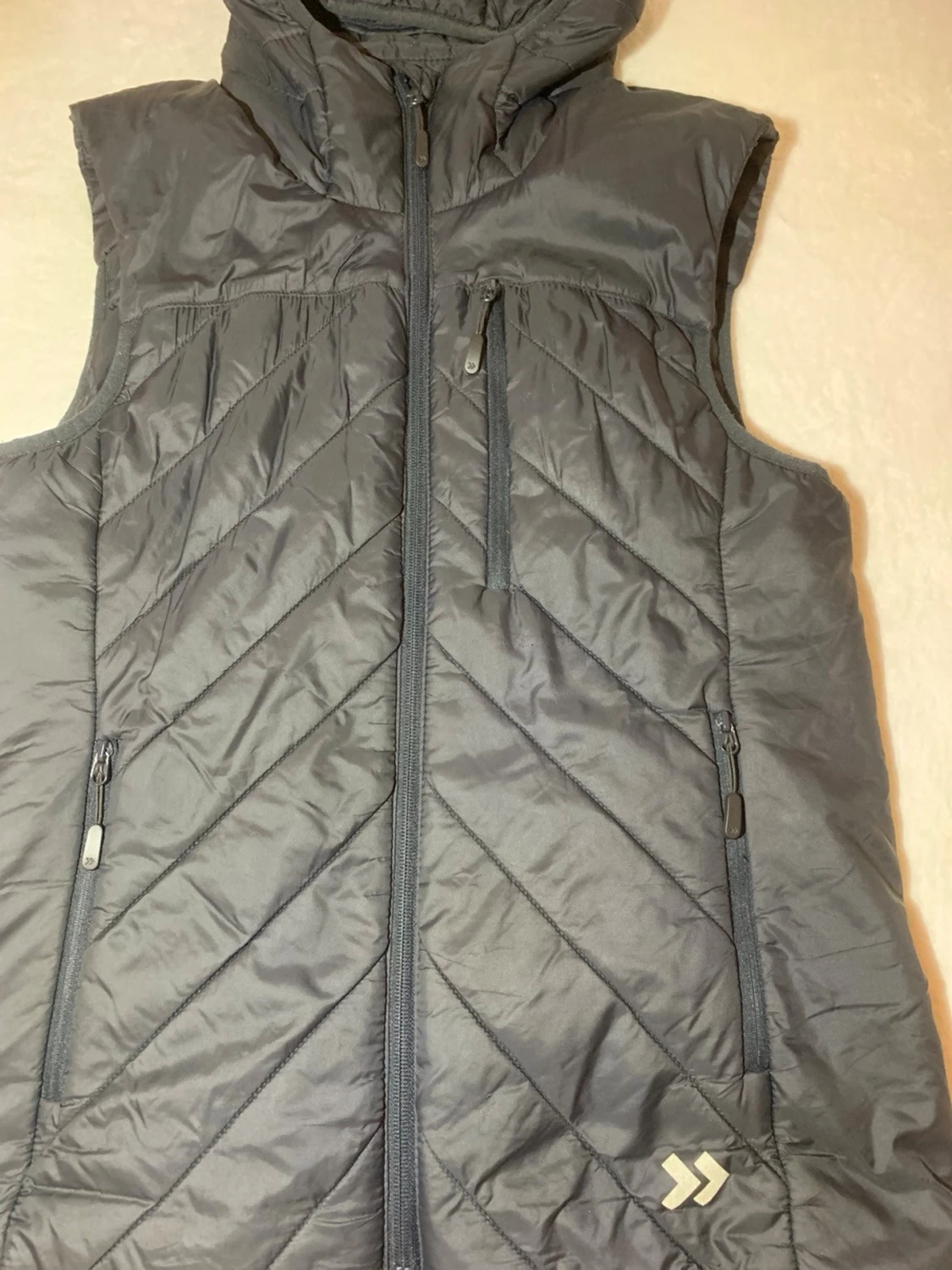 Svart dunväst med huva - 1