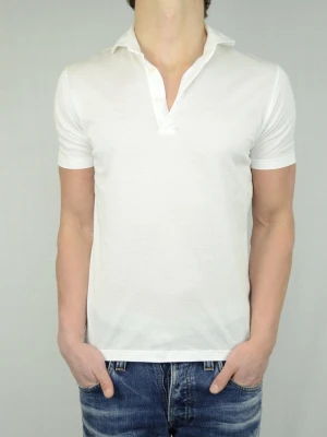 Gran Sasso piké - GRAN SASSO PIKÉ Storlek : IT48 Passform : Normal S/M Användning : Pikén är i ett väldigt fint skick utan defekter Nypris : Cirka 1800SEK Modellen på bilen är 182CM och väger 78KG