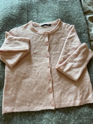 Ljusrosa kofta från 157 - Ljusrosa kofta från Lager157, storlek S. Nästan oanvänd, ej nopprig.