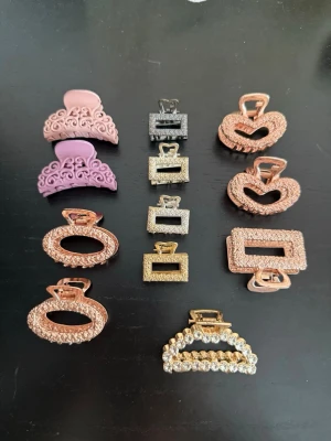 Mixade hårklämmor i metallic och pastell - Säljer dessa klämmor för 20kr styck eller 150 för alla