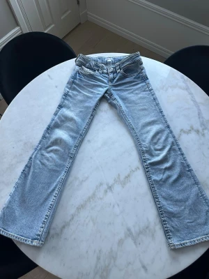 Ljusblå bootcut jeans - Säljer ett par ljusblå bootcut jeans med klassisk femficksdesign och låg midja. 