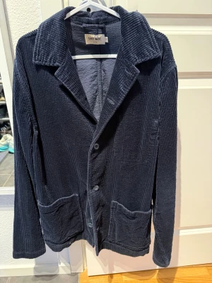 Overshirt East West - Säljer en snygg Manchester overshirt i strl M. Marinblå från East West