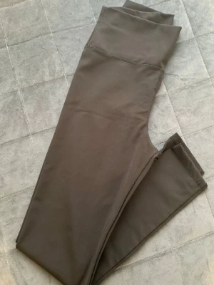 Svarta träning tights  - Snygga svarta träning tights med en smal passform. Perfekta för träning eller chill, till gymmet, träningen eller hemma med en stickad tröja. Tillverkade i stretchigt material som sitter skönt mot kroppen.