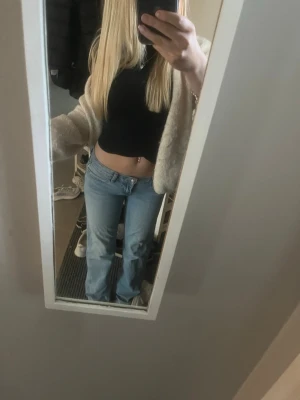Jeans lågmidjade  - Scandi low petit jeans” ifrån Gina tricot, så snygga, storlek 34, har klippt en egen slits så dom ska se bättre ut över skor se sista bilden❣️