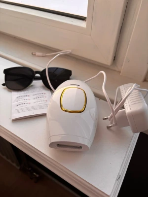 Laser hårbortagnings apparat - Säljer en vit laser hårbortagningsapparat som man kan använda hemma själv, den kommer med blixt skyddande glasögon, en sladd för själva apparaten och instruktioner på hur man använder den❤️ köpt för 1200kr men knappast använd efter köpet och kommer inte till användning så valt att sälja, priset kan diskuteras❤️