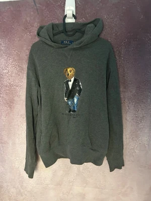 Ralph lauren nalle hoodie - Mycket fint skick | Size M | fraktar inom 24 timmar | för att köpa klicka ”köp nu” | vid frågor eller funderingar skriv en meddelande | följare får bättre rabatter🙌