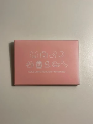 Twice 2019 dome tour card set - Baksidan av kartongen är solblekt, annars inget fel 