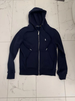 Polo Ralph Lauren Zip Hoodie - Marinblå - Snygg mörkblå zip hoodie från Polo Ralph Lauren. Storlek S och passar jättefint.