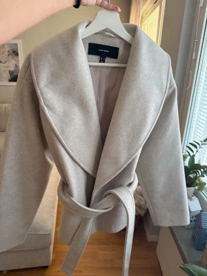 Beige kappa från Vero Moda - Kort kappa med bälte, använt några gånger & i väldigt gott skick. Ev lite nopprig men en lätt åtgärd 🌸